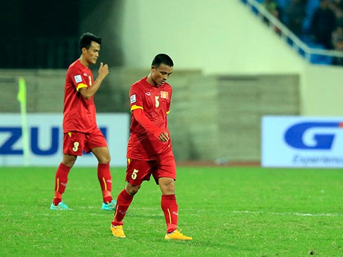 Văn Biển (5) v&agrave; Phước Tứ thi đấu dưới phong độ trong trận thua Malaysia 2-4                                                                                                     Ảnh: Quang Li&ecirc;m