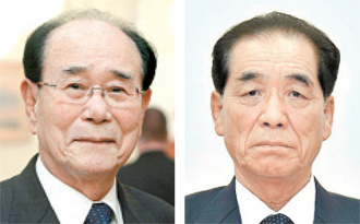 Ông Kim Yong-nam (trái) và Pak Pong-ju. Ảnh: JoongAng Ilbo