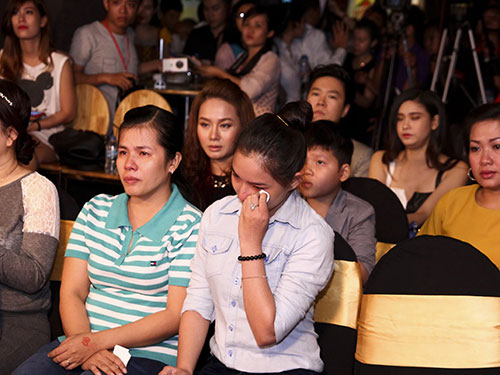 Vợ Duy Nhân bật khóc khi ngồi xem chương trình  Ảnh: Cao Minh Mẫn