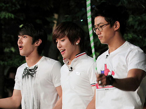 Taek Yeon (2PM), Choi Si Won (Super Junior) và Jung Yong Hwa (CNBlue) trong Giải mã K-stars Ảnh: HTV2