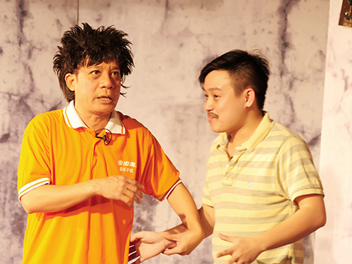 NS Minh Nhí (trái) diễn trong vở Kỳ án 292 (Ảnh do SK kịch Superbowl cung cấp)