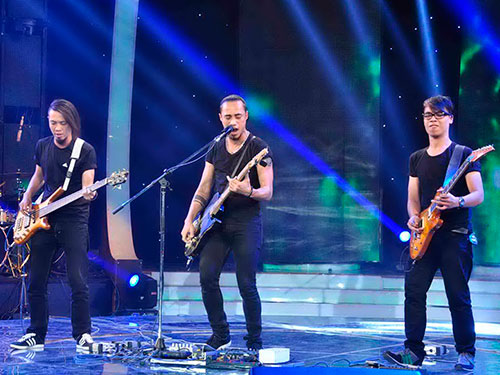 Phạm Anh Khoa cùng rock band của mình 
Ảnh: DUY KHÁNH