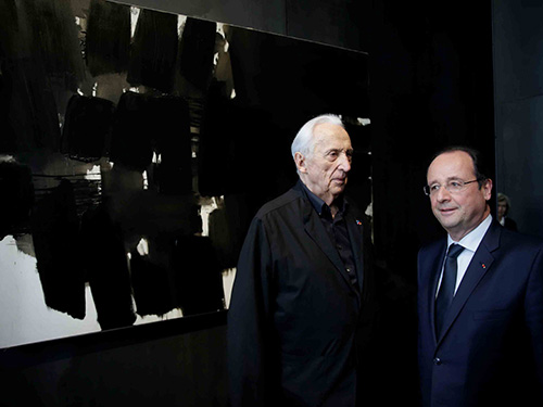 Tổng thống Pháp Francois Hollande trò chuyện cùng họa sĩ Pierre Soulages (trái) cạnh một tác phẩm tại buổi khai trương Bảo tàng Nghệ thuật Soulages Nguồn: Reuters