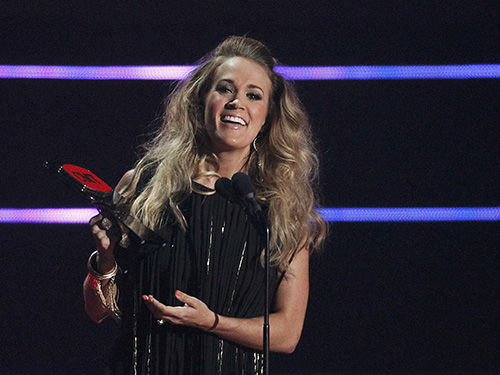 Carrie Underwood hạnh phúc nhận giải CMT  Nguồn: REUTERS
