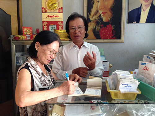 Vợ chồng ông Lộc bận rộn chọn ảnh cho những khách hàng quen thuộc Vợ chồng ông Lộc bận rộn chọn ảnh cho những khách hàng quen thuộc