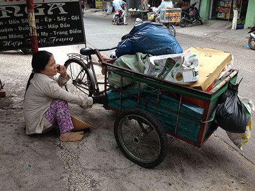 Bà Nguyễn Thị Gái ngồi nghỉ mát trên đường Nhất Chi Mai, quận Tân Bình, TP HCM Ảnh: KHA MIÊN