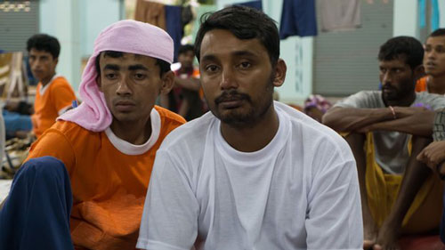 Anh Afsar Mia (giữa) đang chờ ngày đoàn tụ cùng gia đình Ảnh: REUTERS