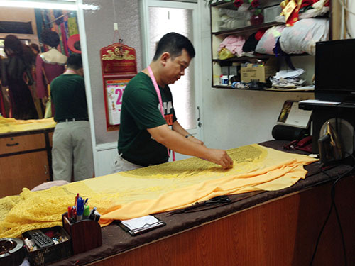 Anh Nguyễn Văn Vinh thực hiện những nét cắt đầu tiên cho chiếc áo dài truyền thống Anh Nguyễn Văn Vinh thực hiện những nét cắt đầu tiên cho chiếc áo dài truyền thống
