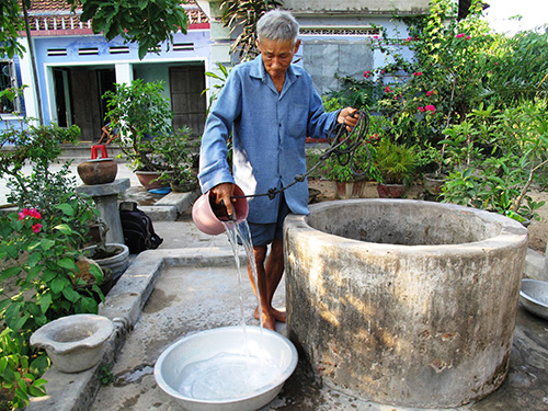 Nguồn nước mạch ở đây nghi do nhiễm flour hàm lượng cao là nguyên nhân gây nên hiện tượng hư răng hàng loạt