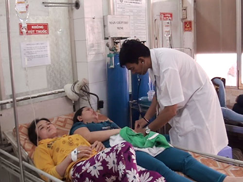 Công nhân Công ty Oriental Germent Thái Lan đang được theo dõi sức khỏe tại bệnh viện