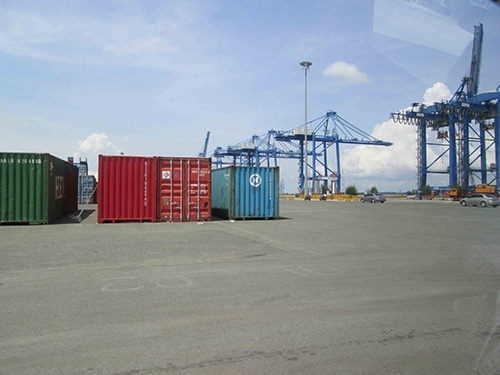 Container hàng hóa vứt chỏng chơ ở khu vực Cảng Cái Mép - Thị Vải
