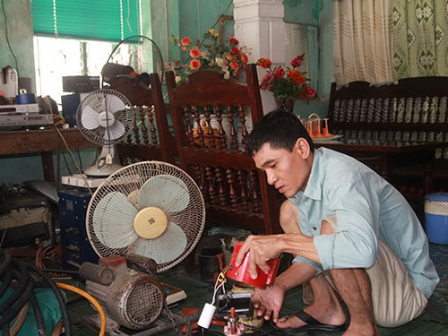 Anh Phan Văn Kiên, chủ nhiệm nhóm Sông Lam Xanh, sửa điện tử tại nhà