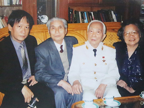 Ông Nguyễn Công Dinh (thứ hai từ trái sang) cùng một số thành viên gia đình Đại tướng Võ Nguyên Giáp. (Ảnh do ông Dinh cung cấp)