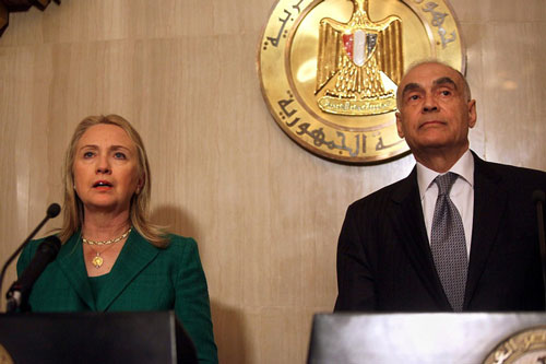 Ngoại trưởng Mỹ Hillary Clinton và người đồng nhiệm Ai Cập họp báo tuyên bố Israel và Hamas thỏa thuận ngừng bắn ngày 21-11-2012 Ảnh: EPA
