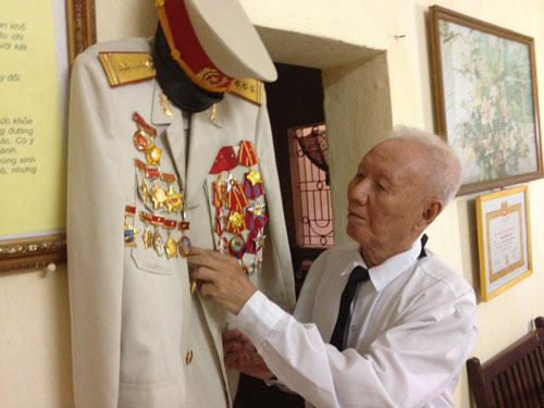 Đại tá Doãn Thạch Khôi cứ đến ngày 10-10 hằng năm lại lấy bộ quân phục của thời 
còn quân ngũ ra chăm chút