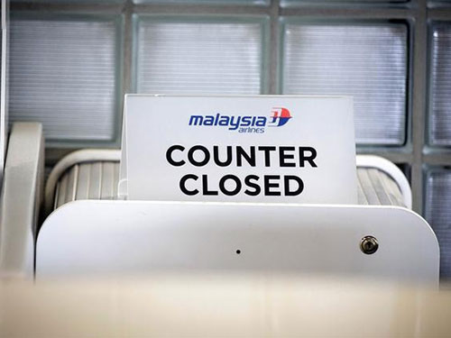 Dư luận đặt vấn đề về khả năng phát triển và tồn tại của Malaysia Airlines.  Trong ảnh: Một quầy giao dịch của hãng đã bị đóng cửa Ảnh: AP