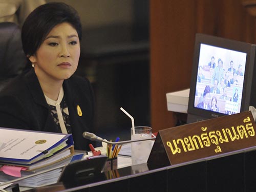 Lúc này, nụ cười đã hiếm khi nở trên gương mặt Thủ tướng Yingluck Shinawatra. Ảnh: AP