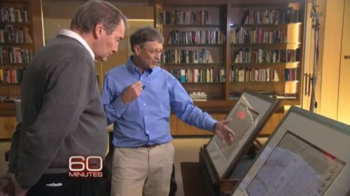 Tỉ phú Bill Gates (phải) và quyển sổ tay nhỏ của Leonardo da Vinci  Ảnh: CBS NEWS