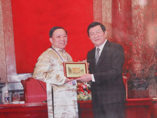 Ông Hồ Văn Hoàn nhận quà tặng của Chủ tịch nước Trương Tấn Sang vào tháng 1-2014