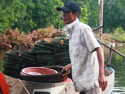 Nhà thơ bất đắc dĩ - ông Trần Ngọc Sơn - trưởng thôn Tân Phú, xã Tam Phú, TP Tam Kỳ, tỉnh Quảng Nam Ảnh: TRẦN THƯỜNG