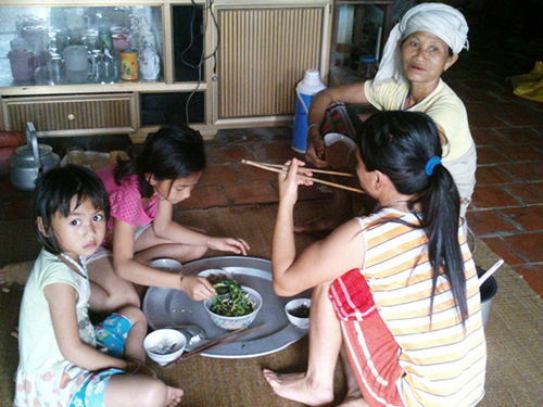 Bữa cơm của người dân vùng TĐC xã Thanh Kỳ, huyện Như Thanh, tỉnh Thanh Hóa chỉ có rau rừng