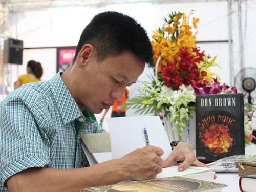 Dịch giả Xuân Hồng ký tặng sách cho độc giả tại Hội sách Phương Nam  (Ảnh do nhân vật cung cấp)