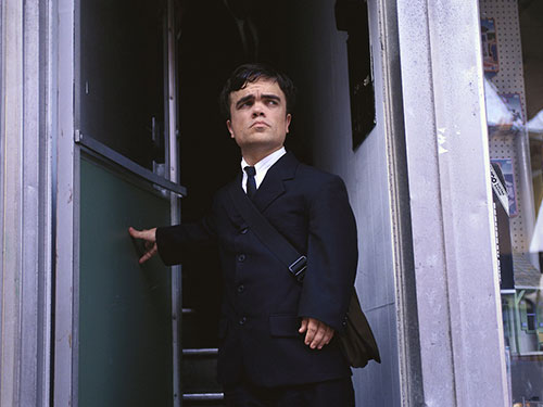 Ảnh 2 và ảnh 3: Nam diễn viên Peter Dinklage (cao 1,35 mét) trong phim The Station Agent (2003). Nguồn: Miramax