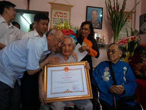 Giáo sư - nhạc sĩ Nguyễn Vĩnh Bảo nhận bằng khen của Thủ tướng Chính phủ trong buổi lễ trao tặng