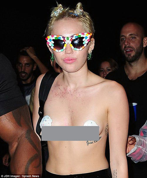 Miley khiến mọi người choáng váng bởi cách phục trang lõa thể
