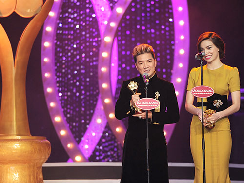 Ca sĩ Đàm Vĩnh Hưng và Hồ Ngọc Hà nhận Giải Mai Vàng 2012 Ảnh: LÝ VÕ PHÚ HƯNG