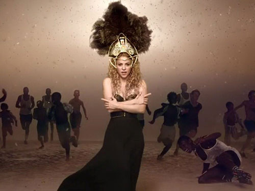 Shakira trong MV ca khúc La La La