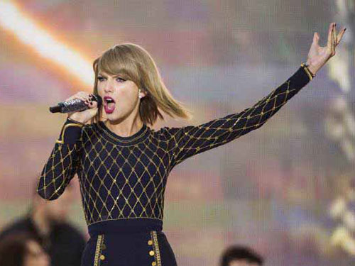 Taylor Swift đang thành công lớn về thương mại khi chuyển sang hát nhạc pop Ảnh: REUTERS