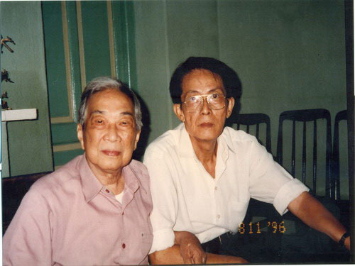 Nhà văn Anh Đức (phải) và nhà thơ Tố Hữu năm 1996 Nhà văn Anh Đức (phải) và nhà thơ Tố Hữu năm 1996