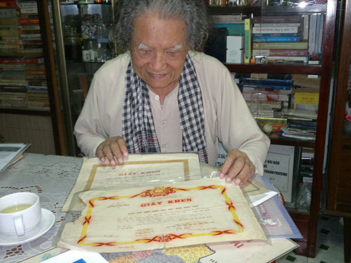 Trong hành trang cuộc đời, cựu HSMN Trần Thanh Phương luôn trân trọng cất giữ những thẻ học sinh, giấy khen... của Trường bổ túc văn hóa “Cần - Công - Kiệm - Học” cấp vào những năm 1954-1958
