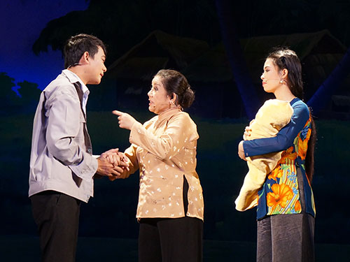 Nghệ sĩ Đoàn Minh, NSƯT Thoại Miêu và nghệ sĩ Kim Luận trong vở cải lương Cõng mẹ đi chơi Nghệ sĩ Đoàn Minh, NSƯT Thoại Miêu và nghệ sĩ Kim Luận trong vở cải lương Cõng mẹ đi chơi