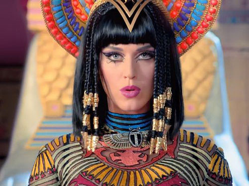 Katy Perry trong MV Dark Horse
Nguồn: Independent UK