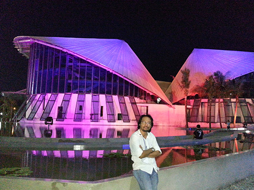 Kiến trúc sư Vương Hoàng Lê và Nhà hát Nón lá ở Bạc Liêu. (Ảnh do nhân vật cung cấp)