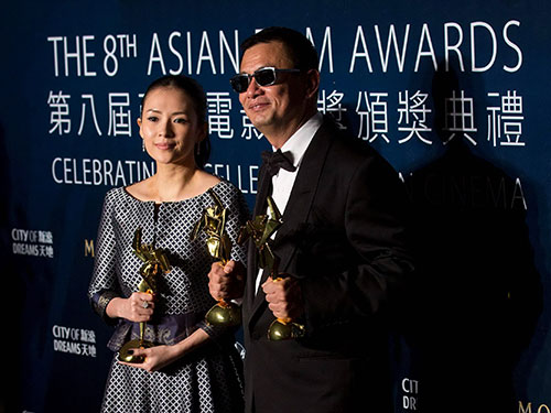 Đạo diễn Vương Gia Vệ và diễn viên Chương Tử Di nhận 3 giải thưởng quan trọng cho phim Nhất đại tông sư. 
Nguồn: REUTERS
