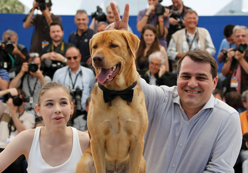 Đạo diễn Kornel Mundruczo chụp ảnh cùng một chú chó trong buổi ra mắt phim White God tại Liên hoan Phim  Cannes 2014 Nguồn: REUTERS