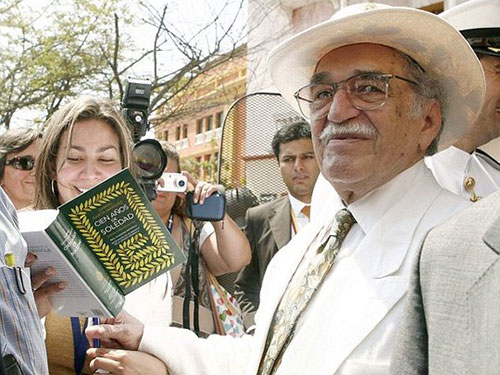 Văn hào Gabriel Garcia Marquez (bìa phải) vừa qua đời Ảnh: EPA