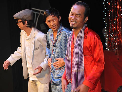 Nghệ sĩ Hứa Minh Đạt, Hoài Linh và Vũ Văn Long (từ trái sang) trong tiểu phẩm Chuyện công viên diễn tại rạp Công Nhân chiều mùng 2 Tết 
Ảnh: THANH HIỆP