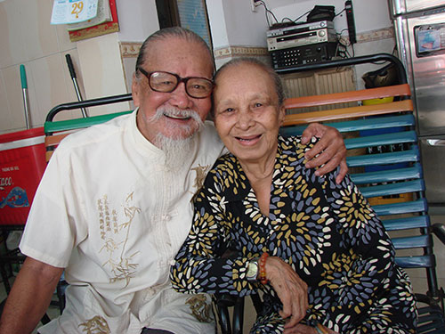 Nghệ sĩ Hữu Thành và vợ Nghệ sĩ Hữu Thành và vợ