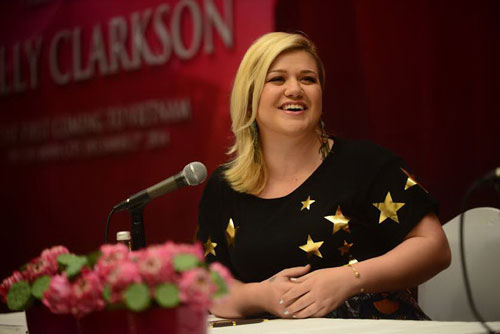 Kelly Clarkson tại buổi họp báo sáng 2-12 Ảnh: QUANG ĐỊNH