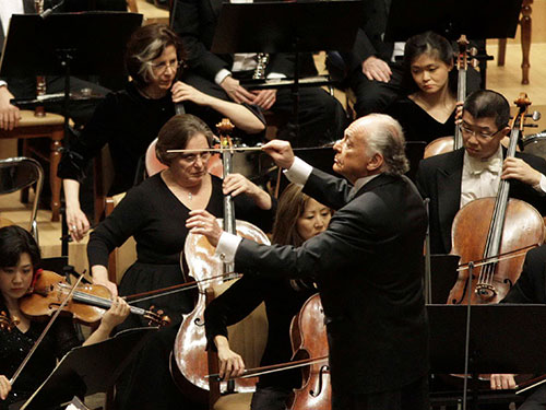 Nhạc trưởng Lorin Maazel chỉ huy dàn nhạc giao hưởng New York Philharmonic  Nguồn: Reuters