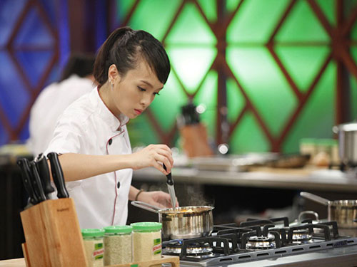 Hoàng Minh Nhật trổ tài nấu nướng tại cuộc thi Vua đầu bếp mùa thứ hai  (Ảnh do chương trình cung cấp)