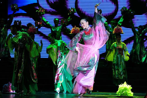 Tiết mục trình diễn trong chương trình Sen của Nhà hát Ca múa nhạc Dân tộc Bông Sen. (Ảnh do nhà hát cung cấp)