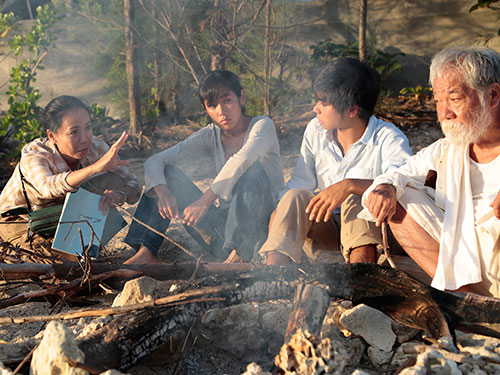 Đạo diễn Nhật Naomi Kawase (trái) hướng dẫn diễn viên trong một cảnh phim Still The Water - tác phẩm duy nhất của châu Á có tên trong danh sách tranh giải Cành cọ vàng Nguồn: IMDB