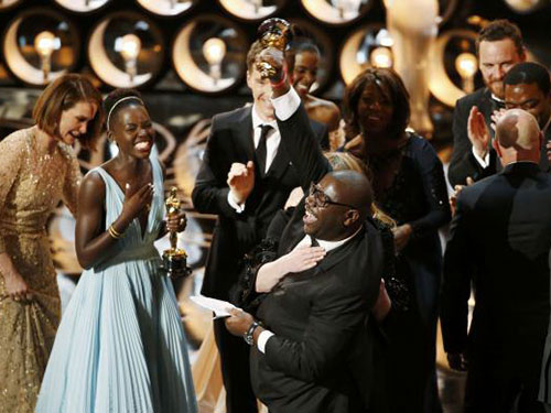 Các nghệ sĩ của phim 12 Years A Slave mừng vui trong chiến thắng Ảnh: REUTER
