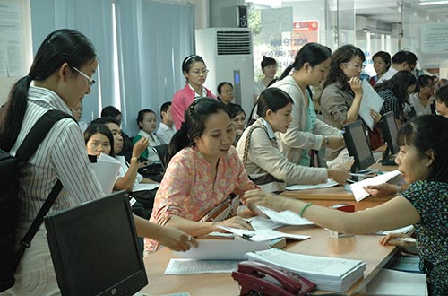 Đại diện doanh nghiệp làm thủ tục nộp thuế tại Cục Thuế TP HCM Ảnh: Hồng Thúy