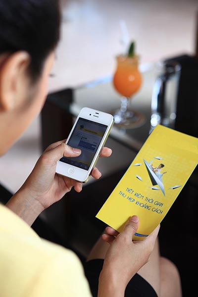 Thông qua ứng dụng Mobile Banking cài đặt trên điện thoại di động khách hàng có thể các giao dịch trực tuyến với Eximbank Ảnh: Lê Toàn